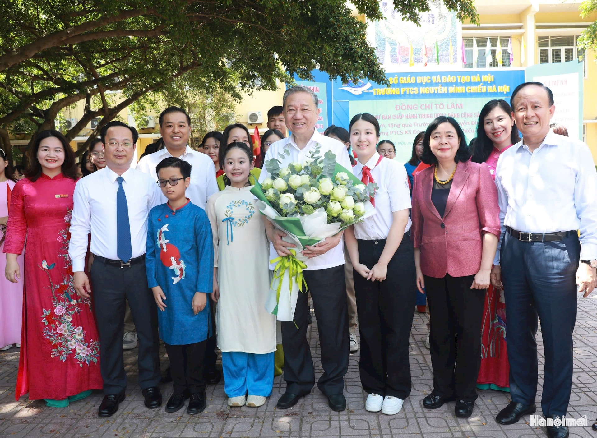Tổng Bí thư Tô Lâm thăm, tặng quà học sinh hai trường học đặc biệt tại Hà Nội