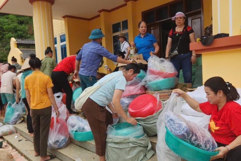 Trao hỗ trợ người bị ảnh hưởng mưa lũ ở Điện Biên