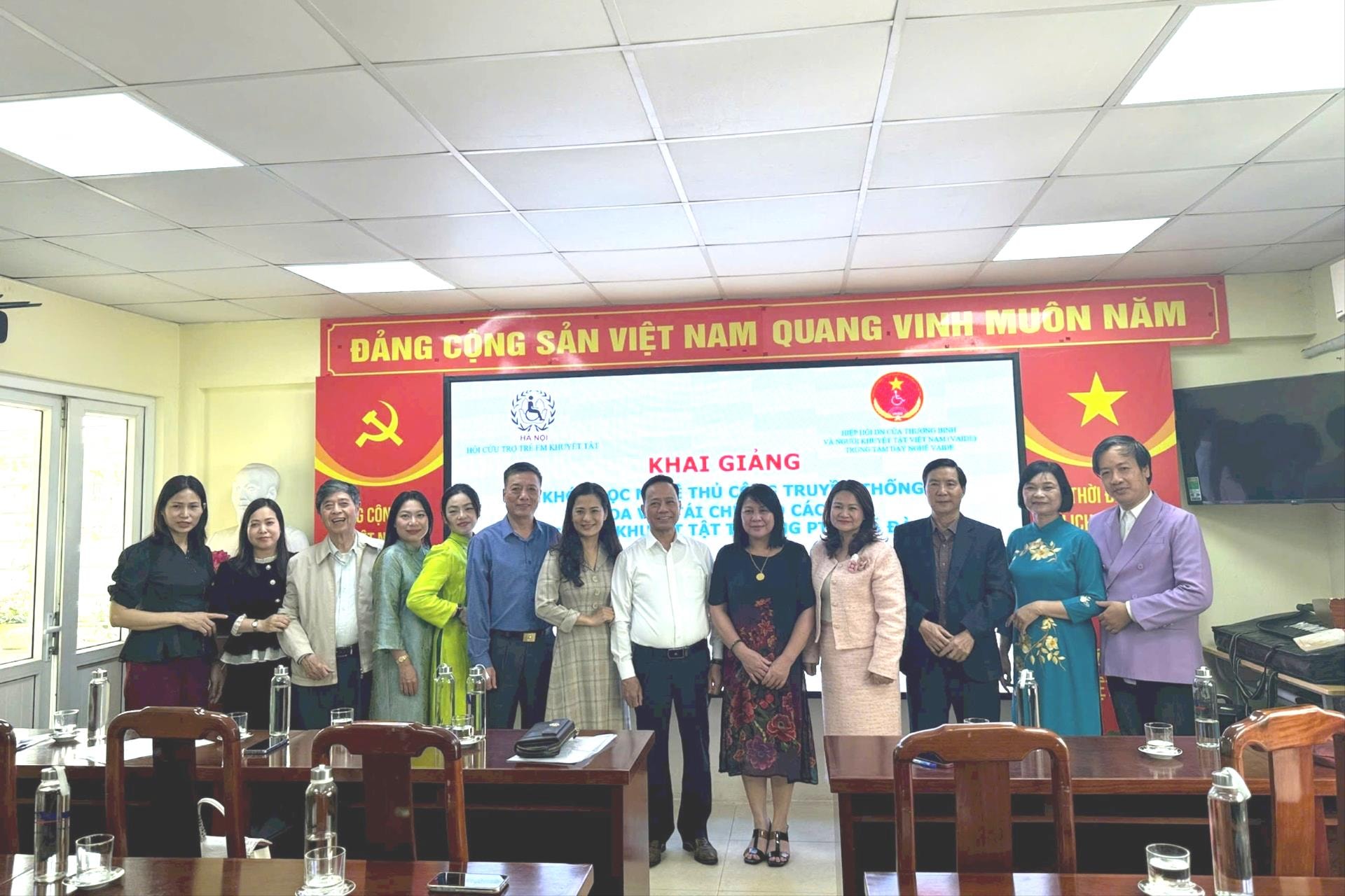 Dạy nghề làm hoa vải cho học sinh khiếm thính: Mở cánh cửa tự lập từ đôi tay khéo léo