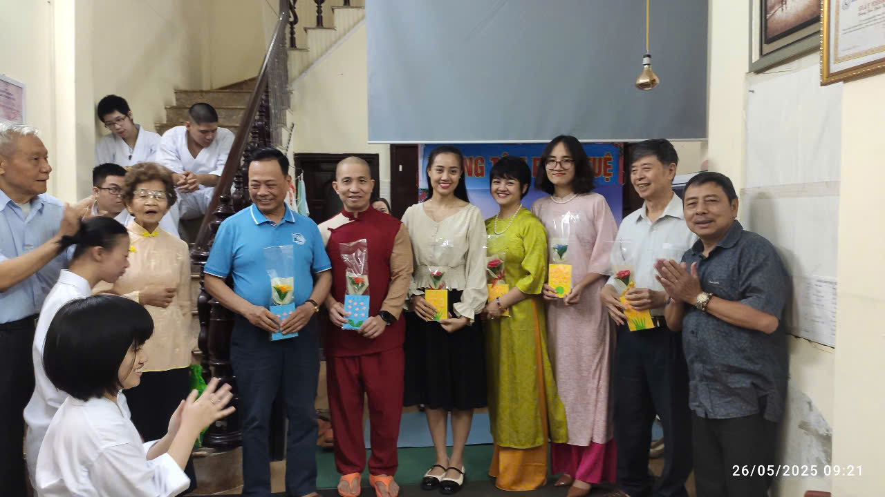 Trao quà tặng trẻ em khuyết tật vượt khó học tốt năm  học 2024-2025