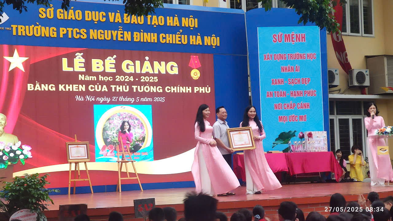 Tặng quà trẻ em khuyết tật tại Trường PTCS Nguyễn Đình Chiểu và Làng Hòa bình Thanh Xuân