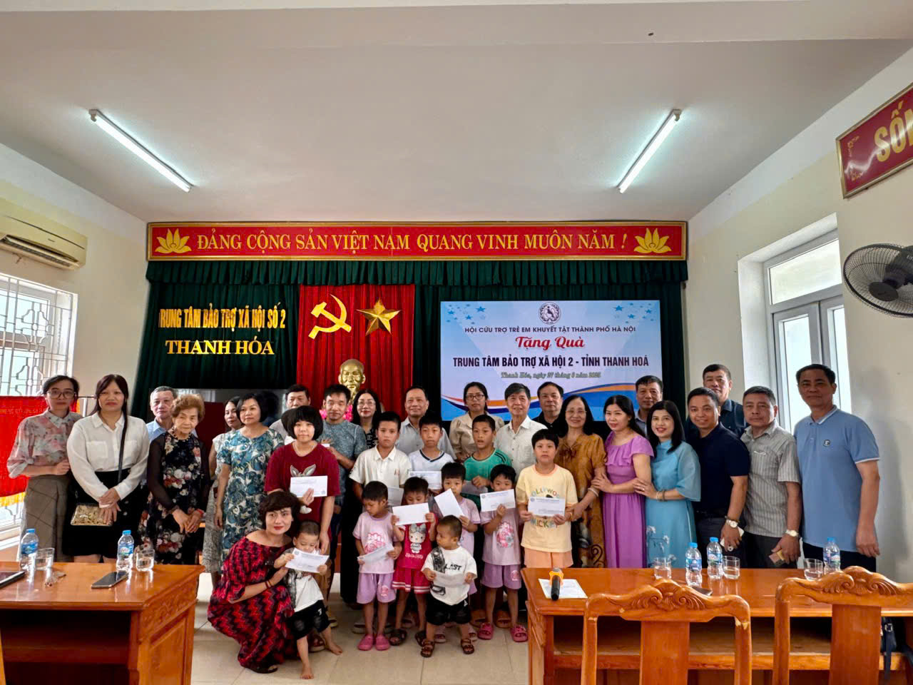 Trao tặng quà trẻ mồ côi, khuyết tật tại tỉnh Thanh Hóa