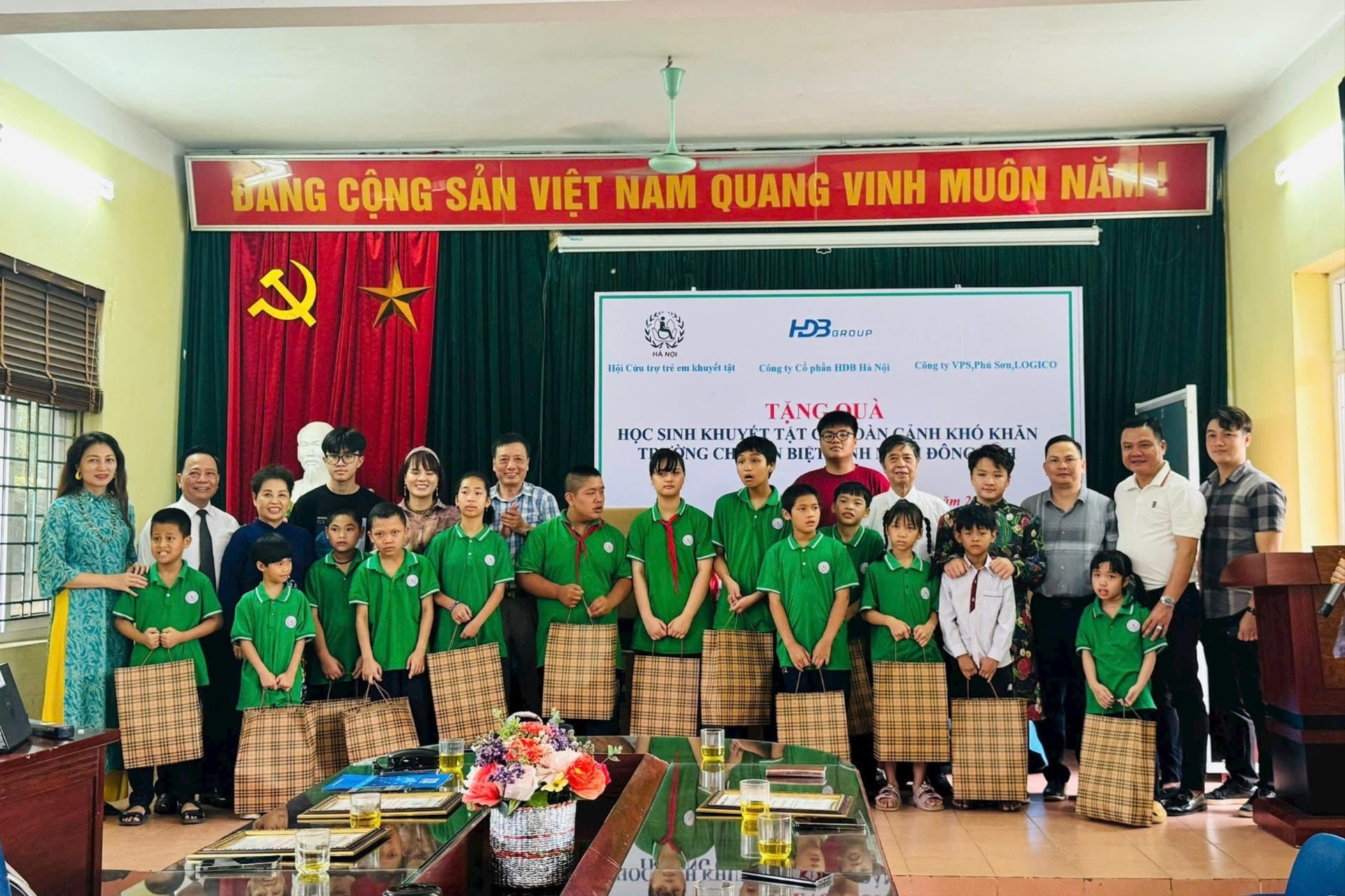Tặng quà học sinh khuyết tật có hoàn cảnh khó khăn tại xã Đông Anh và xã Sóc Sơn