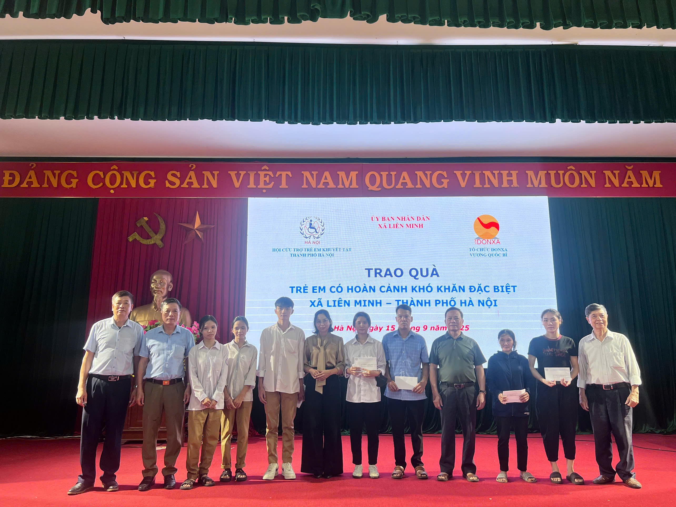 Trao quà và học bổng tặng trẻ em có hoàn cảnh khó khăn đặc biệt tại xã Liên Minh