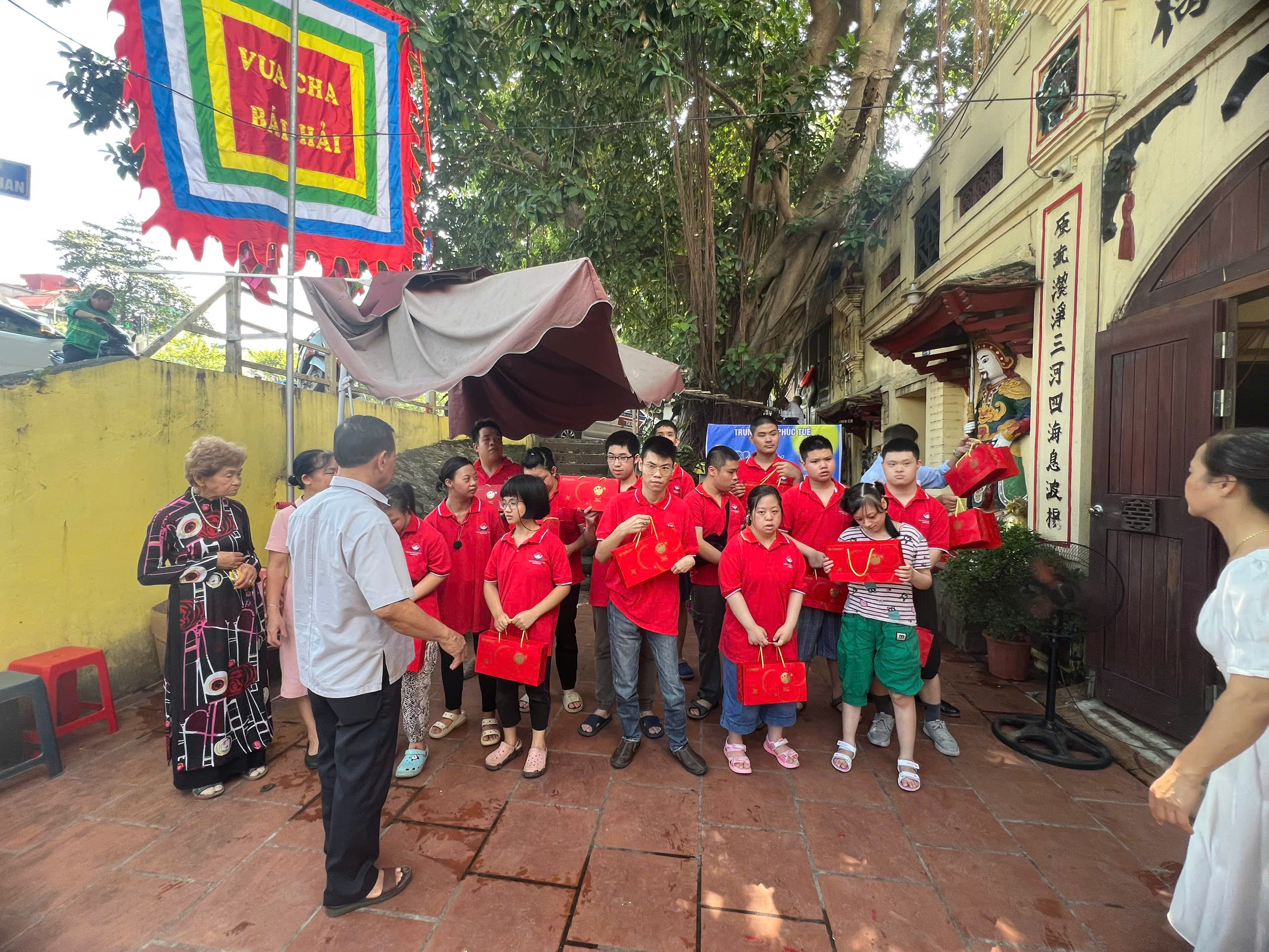 Hội Cứu trợ trẻ em khuyết tật Hà Nội tặng quà gần 1.500 em nhỏ tại các trường, trung tâm dạy trẻ chuyên biệt