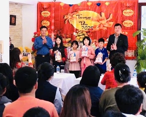 Trao trợ cấp hàng tháng trẻ em khuyết tật, mồ côi tại Trung tâm Phương Liệt