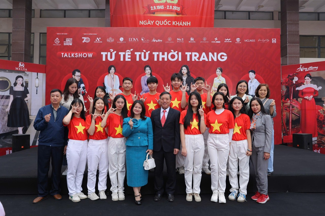 Tủ thời trang tử tế của Trung tâm thời trang quốc tế Hương Giang 