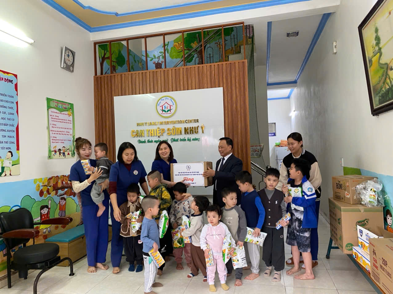 Hội Cứu trợ trẻ em khuyết tật thành phố Hà Nội thăm tặng quà Trung tâm Như Ý, tỉnh Phú Thọ