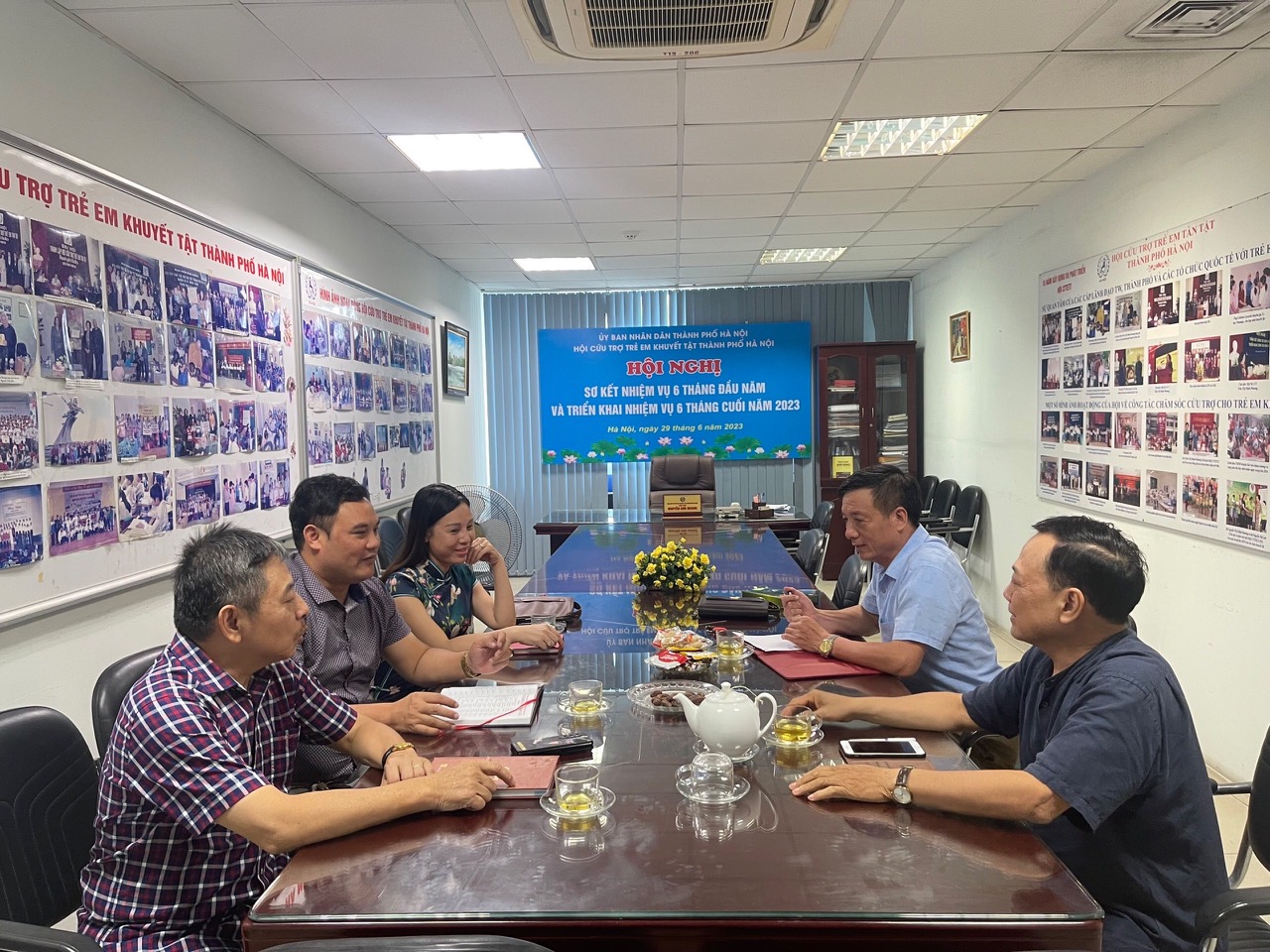 Công ty cổ phần đầu tư và phát triển nanomilk trao tặng Hội 50 xuất quà trị gia 30 triệu đồng Công ty cổ phần đầu tư và phát triển nanomilk trao tặng Hội 50 xuất quà trị gia 30 triệu đồng