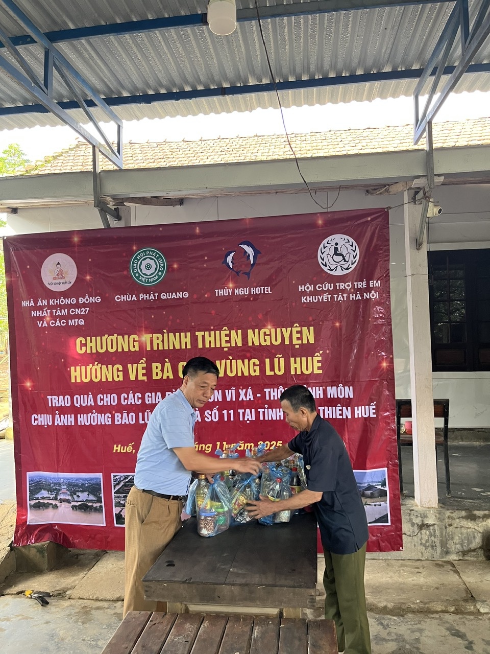 Hội Cứu trợ trẻ em khuyết tật Hà Nội hỗ trợ đồng bào bị ảnh hưởng bão lũ tại Huế và Gia Lai Hội Cứu trợ trẻ em khuyết tật Hà Nội hỗ trợ đồng bào bị ảnh hưởng bão lũ tại Huế và Gia Lai