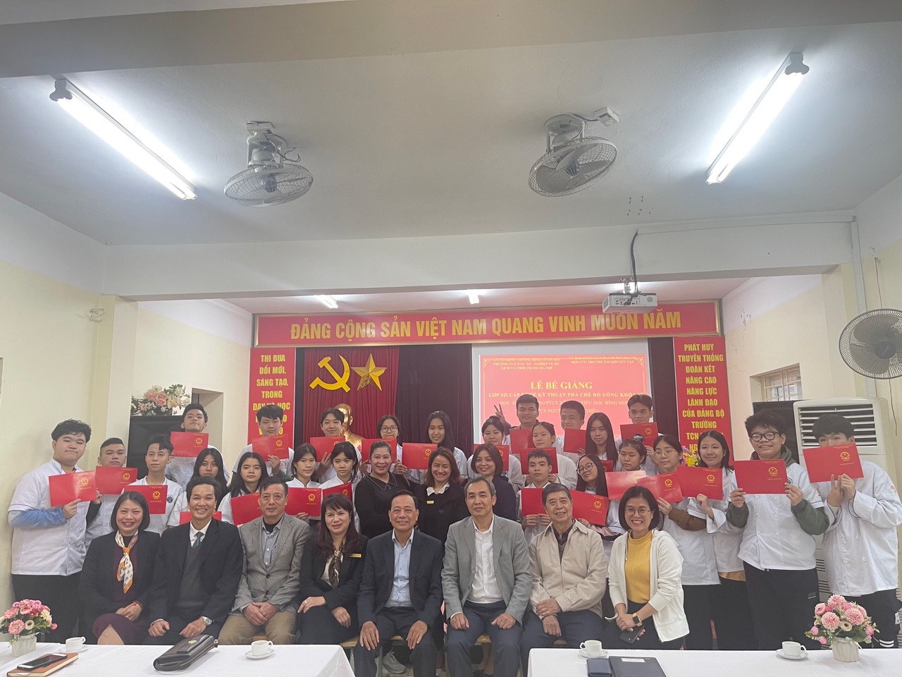 Hội Cứu trợ trẻ em khuyết tật thành phố Hà Nội phối hợp cùng Trường TCN Nấu ăn - nghiệp vụ du lịch và thời trang Hà Nội tổ chức lễ bế giảng lớp Sơ cấp nghề kỹ thuật pha chế đồ uống khóa 17 Hội Cứu trợ trẻ em khuyết tật thành phố Hà Nội phối hợp cùng Trường TCN Nấu ăn - nghiệp vụ du lịch và thời trang Hà Nội tổ chức lễ bế giảng lớp Sơ cấp nghề kỹ thuật pha chế đồ uống khóa 17