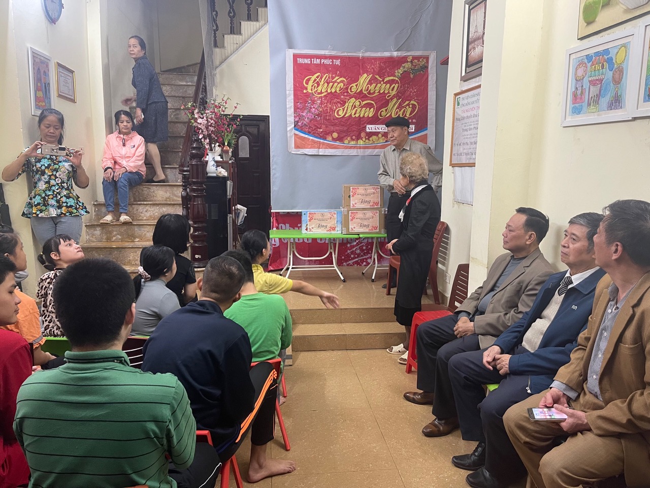 Hội Cứu trợ trẻ em khuyết tật thành phố Hà Nội đến thăm tặng quà tại Trung tâm Phúc Tuệ Hội Cứu trợ trẻ em khuyết tật thành phố Hà Nội đến thăm tặng quà tại Trung tâm Phúc Tuệ