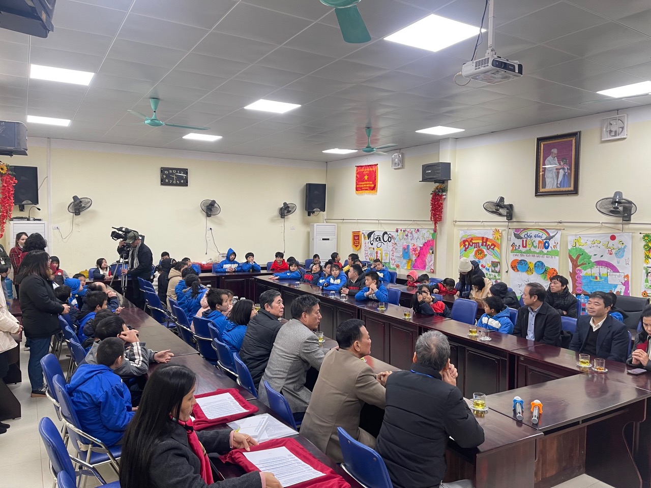 Hội Cứu trợ trẻ em khuyết tật thành phố Hà Nội phối hợp cùng UBMTTQ thành phố Hà Nội thăm và tặng quà tại Trung tâm Hội Cứu trợ trẻ em khuyết tật thành phố Hà Nội phối hợp cùng UBMTTQ thành phố Hà Nội thăm và tặng quà tại Trung tâm