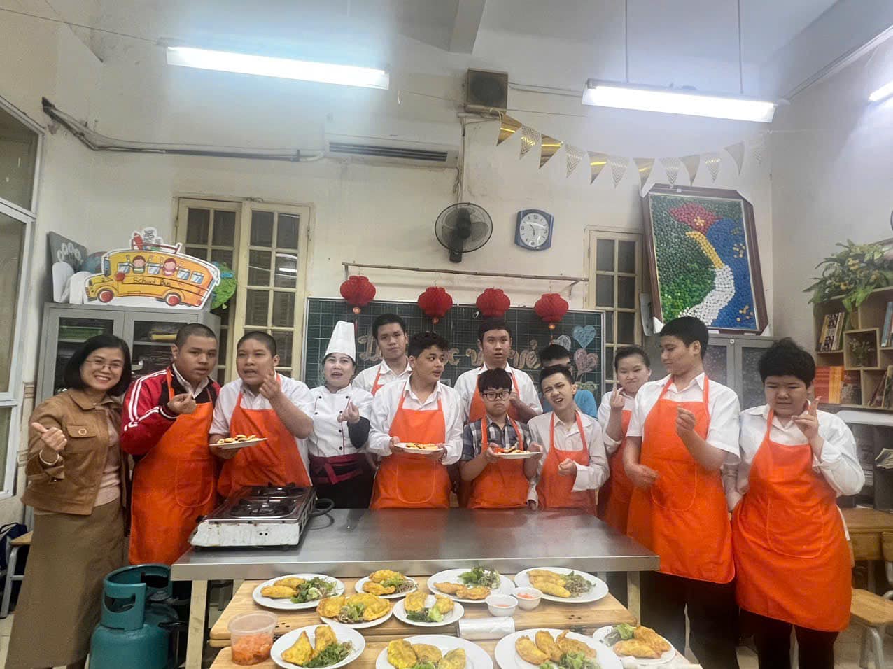 Học sinh Trường tiểu học Bình Minh hoàn thành bài thi cuối khóa lớp nghề làm bánh Học sinh Trường tiểu học Bình Minh hoàn thành bài thi cuối khóa lớp nghề làm bánh