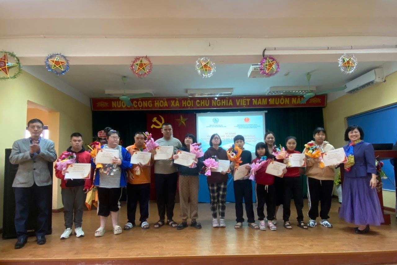 Dạy nghề làm hoa vải lụa cho trẻ em khuyết tật Dạy nghề làm hoa vải lụa cho trẻ em khuyết tật