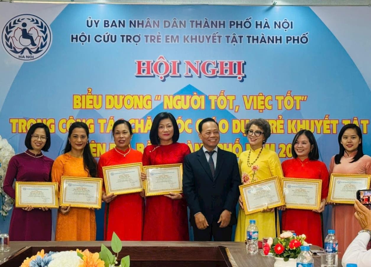 Biểu dương cán bộ, giáo viên có thành tích xuất sắc trong chăm sóc, giáo dục trẻ em khuyết tật Biểu dương cán bộ, giáo viên có thành tích xuất sắc trong chăm sóc, giáo dục trẻ em khuyết tật