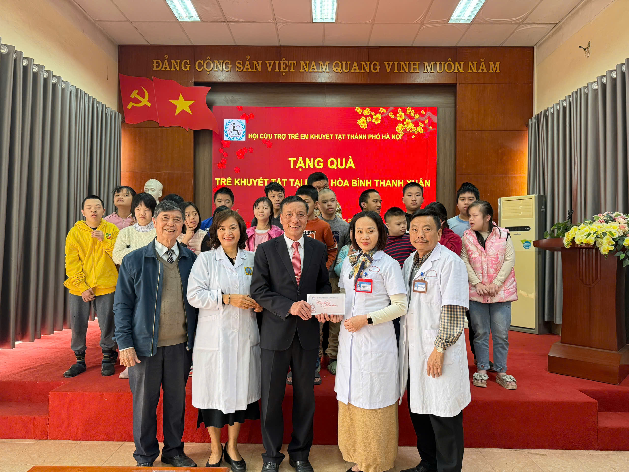 Hội Cứu trợ trẻ em khuyết tật TP Hà Nội đến thăm tặng quà và chúc Tết Làng Hòa Bình, Thanh Xuân Bệnh viện Phục hồi chức năng Hà Nội Hội Cứu trợ trẻ em khuyết tật TP Hà Nội đến thăm tặng quà và chúc Tết Làng Hòa Bình, Thanh Xuân Bệnh viện Phục hồi chức năng Hà Nội